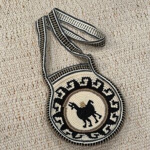 Peruvian wool llama shoulder bag.